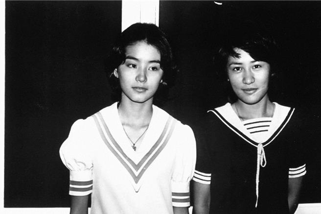 林青霞（左）17岁时高中同学张俐仁合演《窗外》。（时报出版社提供）