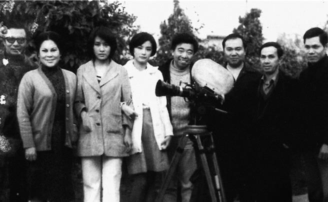 《窗外》第一天开镜照，曹健（左一）、钱璐（左二、张俐仁（左三）、林青霞（左四）、宋存寿（右四）、郁正春（右三）、陆建业（右二）、杨伟雄（右一）。（时报出版社提供）