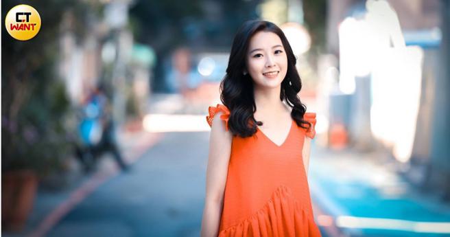 陳紫渝是里長也是歌手，同時也發行寫真，她堅持兩者並不衝突。（圖／侯世駿攝）