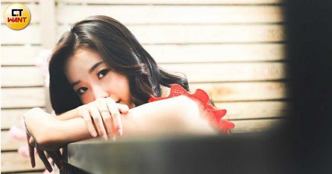 寫真書名《初年》代表陳紫渝從政的第一年，同時也紀錄她裝滿了勇氣與野心的一年。（圖／侯世駿攝）