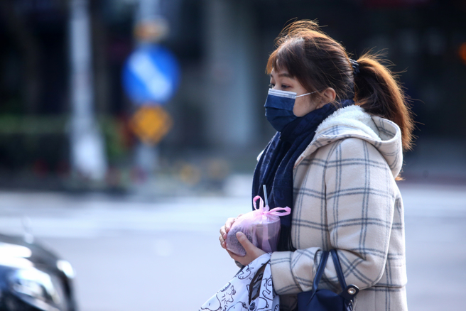 明天（19）清晨恐出现10度以下低温，下周回暖、水气偏少，民眾可以保握机会整理冬被、大衣。（本报资料照片）