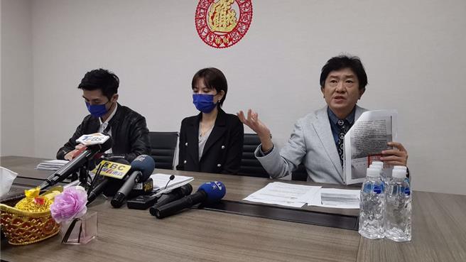 超偶第五屆選秀女歌手林鑫汝10月 30日與男友吳宗祐舉行記者會，控訴遭廣告公司以討債名義擄人勒贖，逼簽債務協議書抵押房產，事後提告卻不起訴。（圖／民眾提供）