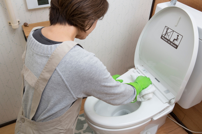 一名女网友透露，男友使用同一支马桶刷清洁马桶内部及马桶座，让她差点晕倒，引起网友讨论。（示意图／Shutterstock）