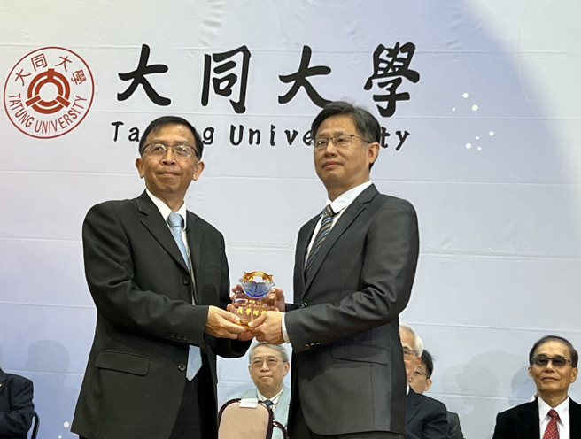 大同大學頒發傑出校友予陳楷霖。（大同大學提供）