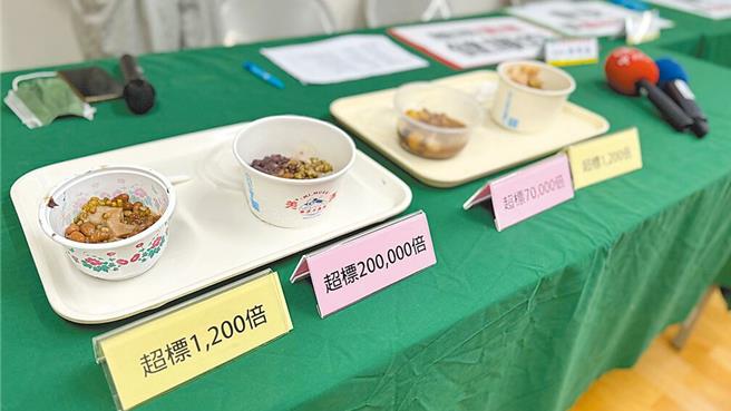 台湾消费者保护协会10月到高雄、台南冰店抽验剉冰配料，发现高雄黄昏市场1家冰店，八宝配料肠杆菌科超标20万倍。（柯宗纬摄）