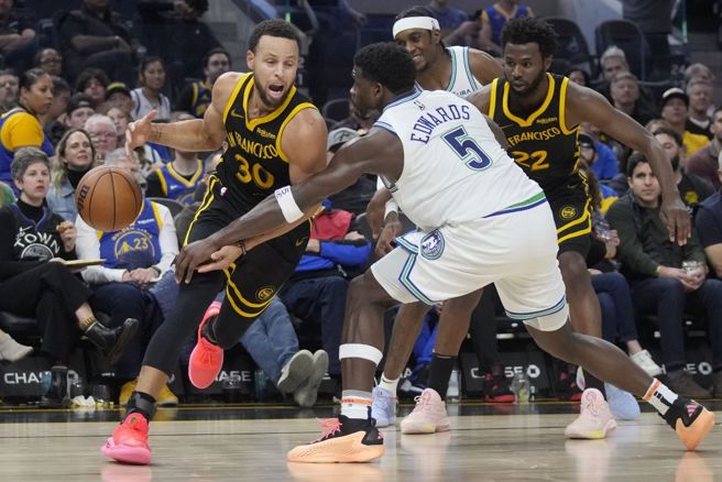 勇士队柯瑞（左）持球进攻。（美联社）