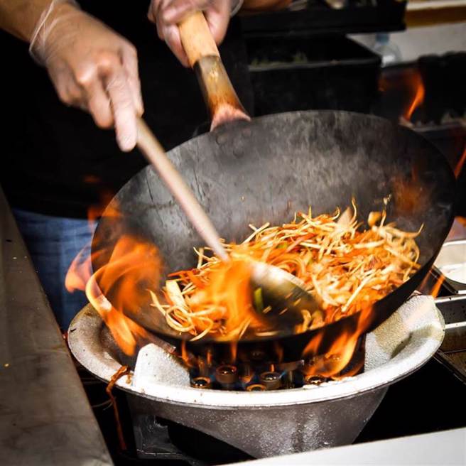 許多人認為水蓮相當好吃，是熱炒店必備菜色之一。（示意圖／Shutterstock）