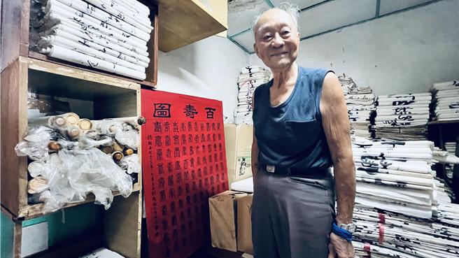 書法家劉載福說，寫書法如在紙上練氣功，能養氣、助氣。（張毓翎攝）
