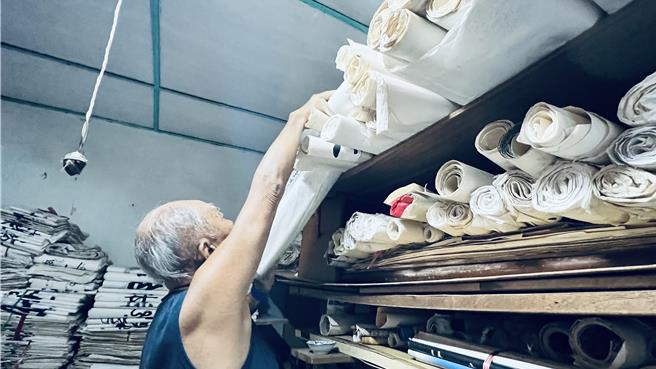 現年91歲的劉載福，鍾愛書法超過一甲子。（張毓翎攝）