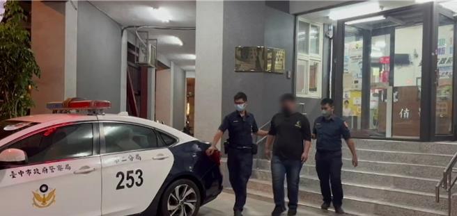 警方透過面交誘捕22歲郭姓車手上勾，全案依詐欺、洗錢防制法等罪嫌移送偵辦。（市第二分局提供／馮惠宜台中傳真）