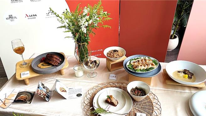 台东县政府推广红乌龙茶产业，遴选5间在地餐饮店家研发15道红乌龙风味美食，囊括无菜单料理、定食、精致套餐、原住民风味餐等形式呈现。（萧嘉蕙摄）