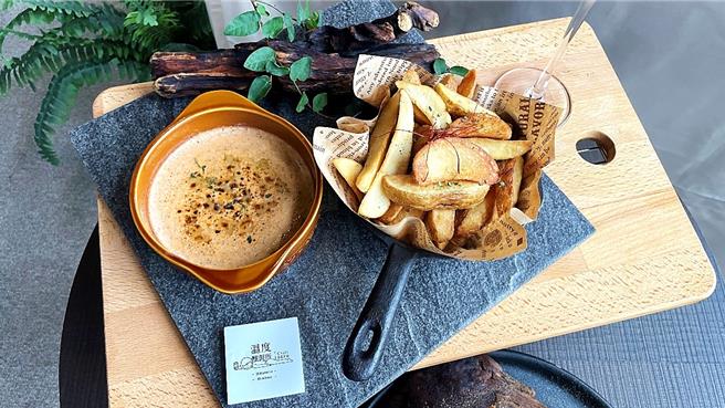 位在铁花聚落旁的「温度酿制所」制作茶酒饮品和甜点，保留红乌龙香气及韵味。（萧嘉蕙摄）