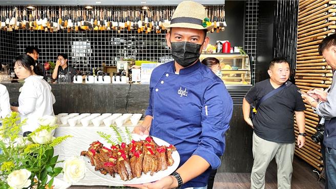 位在太麻里多良车站上方的「芙濑实验厨房」将红乌龙茶叶结合原住民熏制手法，端出红乌龙茶勋肋排。（萧嘉蕙摄）