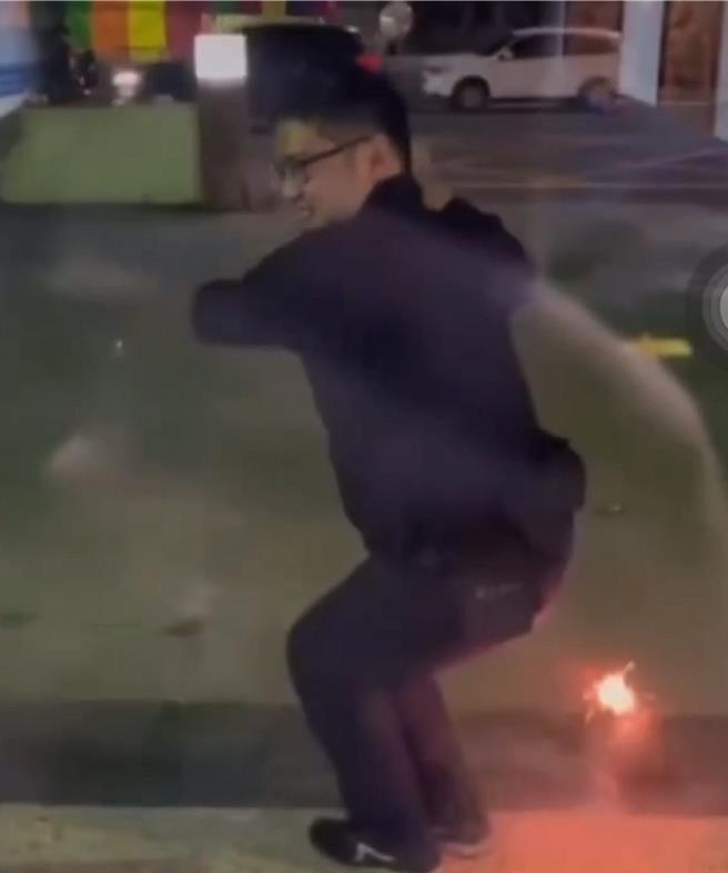 黄姓警员在派出所前屁股插点燃的仙女棒跳舞。（翻摄抖音／孙英哲彰化传真）