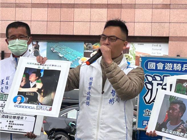 新党立委参选人游智彬10日指控民进党发言人张志豪也上酒家，并公布张智豪在昏暗灯光下，身旁有女性的照片。（陈薏云摄）