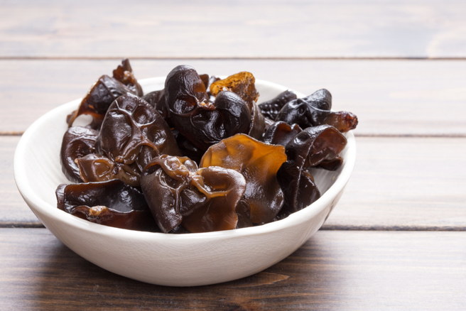 黑木耳有丰富的水溶性纤维及多醣体，帮助肠道蠕动、稳定血糖，调节胆固醇浓度，降低心血管疾病风险。(示意图，达志提供)