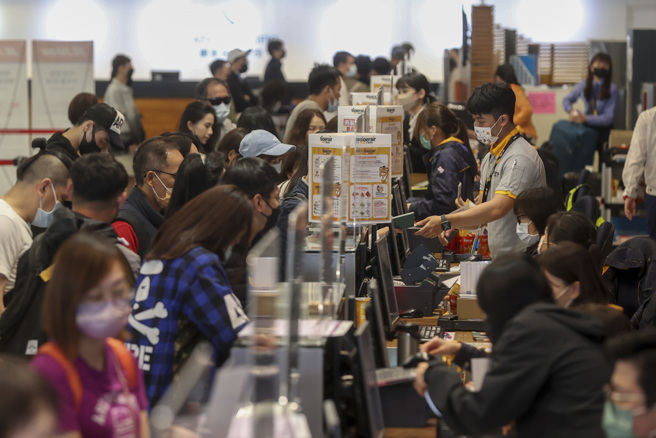 IG粉专「蜜蜂爹」分享2024年超狂请假攻略，过年假期提前请3天假，可以爽休12天。（本报资料照片）