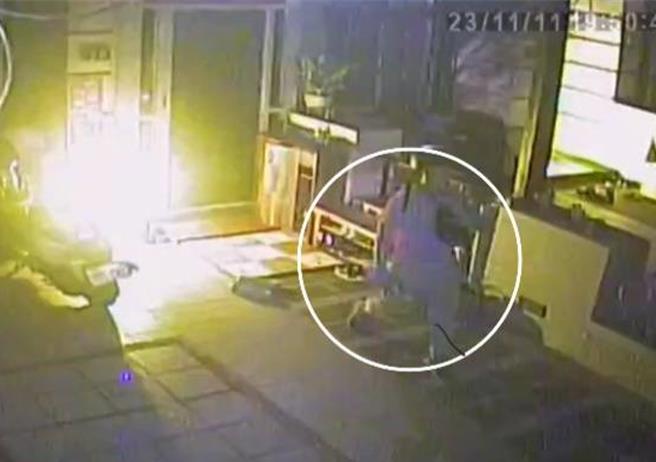 男子趁屋主外出用餐时潜入院子，打开户外鞋柜逐一「挑选」女鞋，拿出来又吸又闻。（民眾提供／杨静茹南投传真）