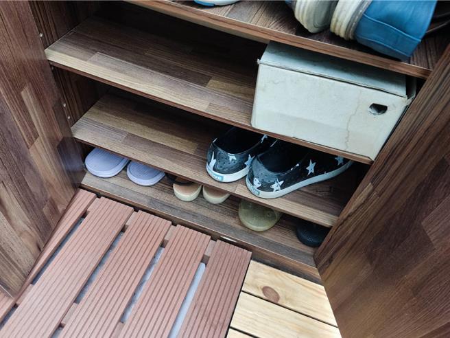 受害女住户指出，她放置在鞋柜的1双高跟鞋及1双雪靴被偷了。（民眾提供／杨静茹南投传真）