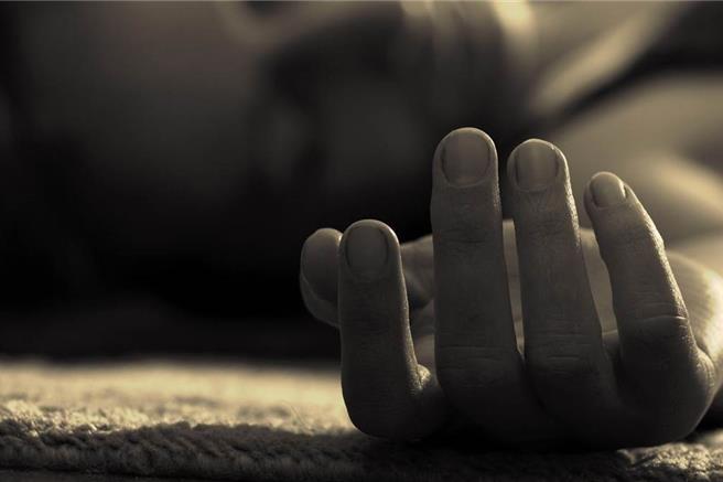 泡麵下药后绞杀22岁嫩妻伴尸1天，狠夫辩「抄佛经」求轻判。（示意图／达志影像）