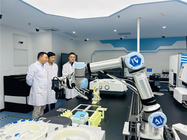 大陸科研團隊透過智慧型機器人「機器化學家」，成功研發火星制氧催化劑，推進在其他星球製備氧氣的技術進程。（新華社）