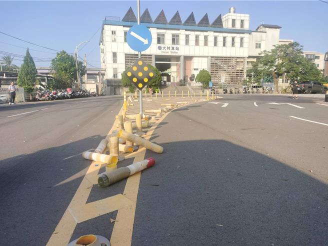 彰化县大村乡大村车站前广场，乡公所为了交通安全，设置一整排的道路防撞杆，今年10月某日凌晨谢男几杯黄汤下肚后，竟以徒手或脚踢的方式破坏一整排的防撞杆。（大村乡公所提供／吴建辉彰化传真）