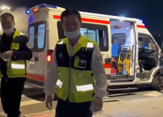 南京一名女子日前自摔后拨打119，却要求救护人员哄她上车：「我在录视频，能跟我说公主请上车吗？」（图 / 截自微博）