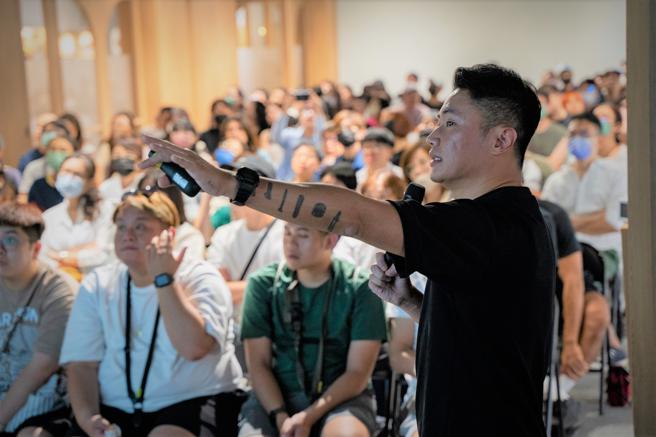 聂永真上周日在Pinway驳二8号仓库举办进驻高雄首场讲座大爆满。（图片来源：高雄市青年局提供）