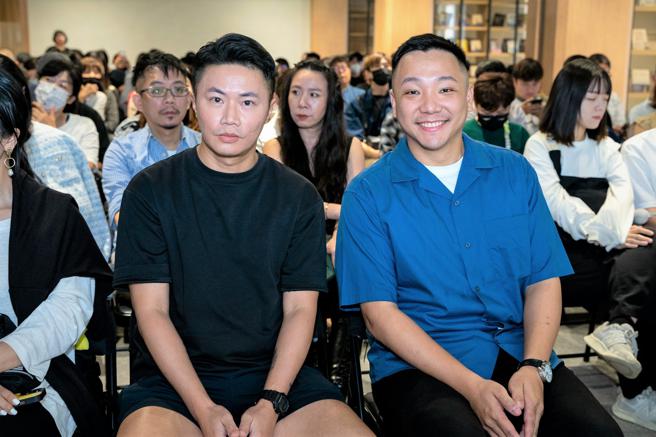 青年局局长张以理(右)表示很荣幸邀请到台湾最具流行感的平面设计师聂永真（左）与青年朋友面对面谈话。（图片来源：高雄市青年局提供）