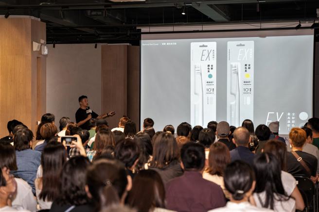 聂永真从永真急制团队近年来的作品中谈论概念生成的过程，聊商业设计的美学制造。（图片来源：高雄市青年局提供）