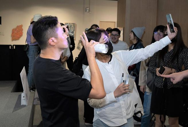 青年局邀请深受新世代喜爱的平面设计师聂永真讲座分享，与现场青年朋友交流热络。（图片来源：高雄市青年局提供）
