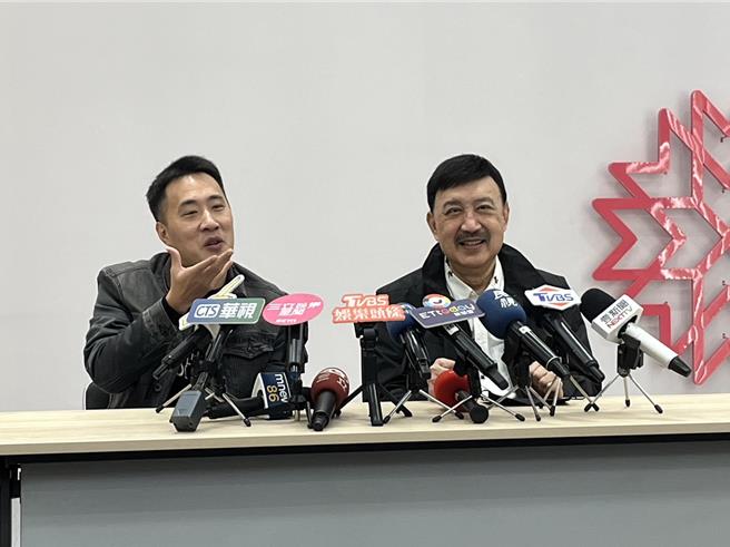 余天（左）提到孫女就笑得合不攏嘴，余祥銓更是洋溢著幸福。（池宗玲攝）