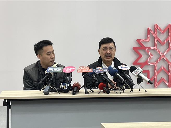 一提到病逝的女兒余苑綺，余天就難過到落淚。（池宗玲攝）