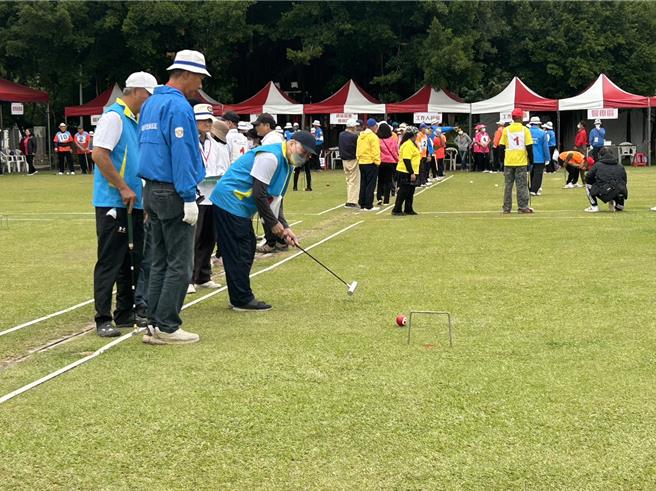 新北原住民族文化健康站联谊活动，今(14)日在树林体育园区木槌球场登场，今年槌球赛首次依据长者能力及经验，分为常胜组及新秀组，近700名长者齐聚。（刘玮晴摄）