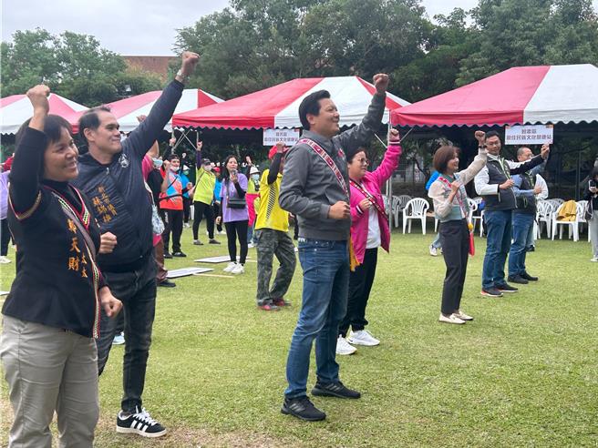 新北市副市长朱惕之（前排左三）、新北市原民局长林玮茜（前排左五）与新北市议员蔡锦雄（前排左二），今(14)日共同参与新北原住民族文化健康站联谊活动，与现场民眾一同跳暖身操。（刘玮晴摄）