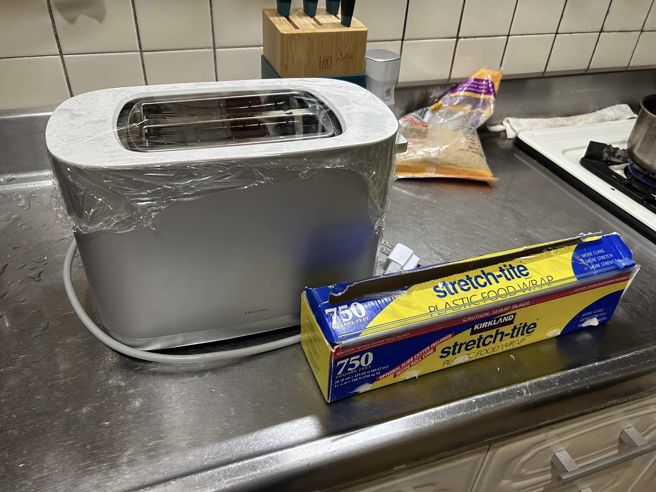 网友分享保鲜膜的其他用途，防尘又防虫相当方便。（网友授权提供）