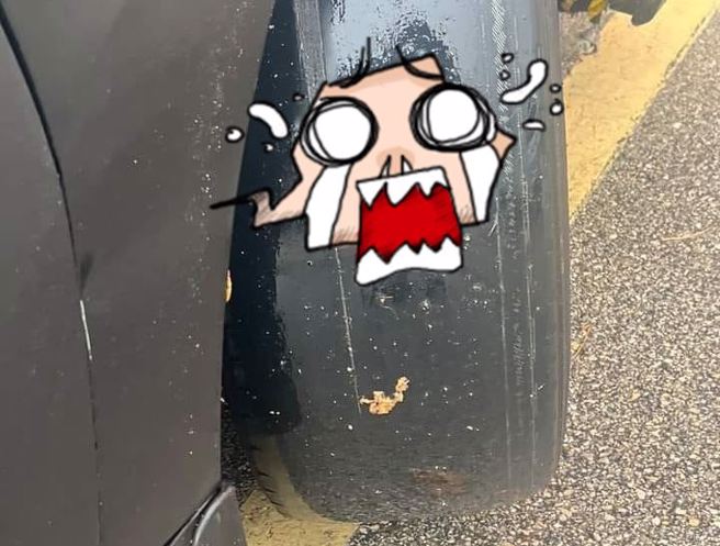 有男子在街头拍下1张照片，其被磨平的轮胎像镜子般可反射人的轮廓，也让网友看傻眼。（图／翻摄自脸书爆废公社二馆）