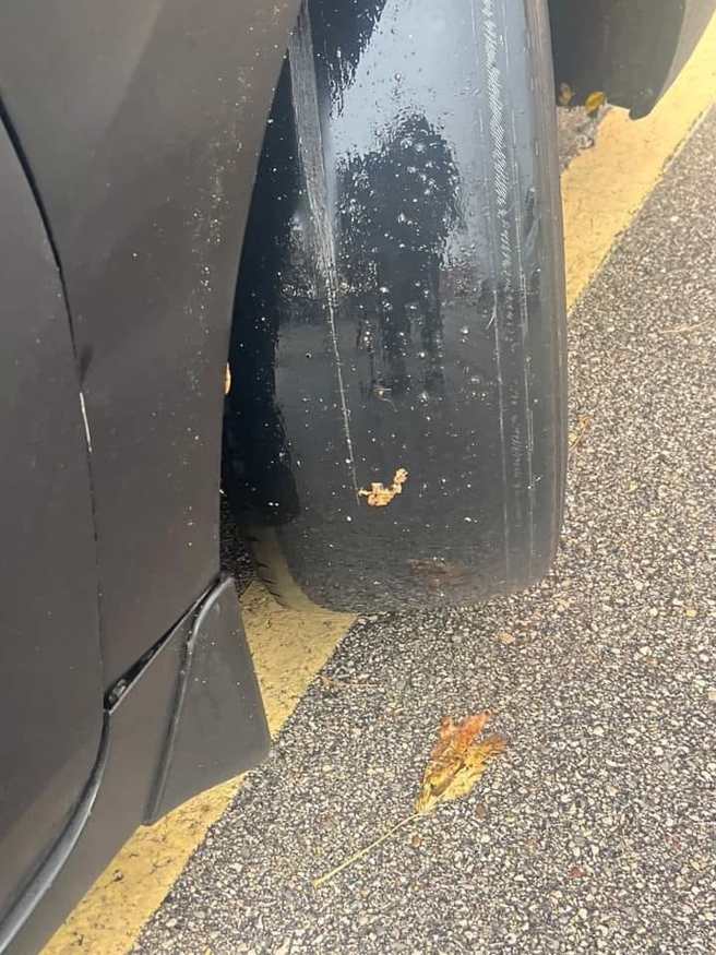 有男子在街头拍下1张照片，其被磨平的轮胎像镜子般可反射人的轮廓，也让网友看傻眼。（图／翻摄自脸书爆废公社二馆）