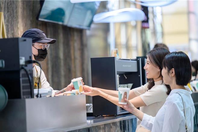 Simple Kaffa兴波咖啡进驻高铁桃园站，以外带「超级栈」形式经营。（台湾高铁提供／蔡亚桦台北传真）