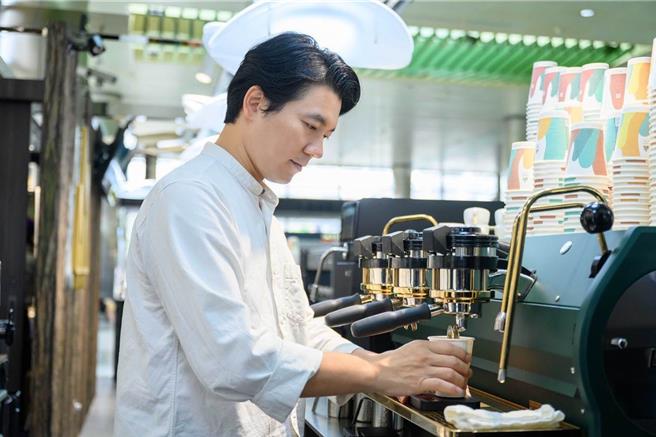 Simple Kaffa兴波咖啡进驻高铁桃园站，以外带「超级栈」形式经营。（台湾高铁提供／蔡亚桦台北传真）