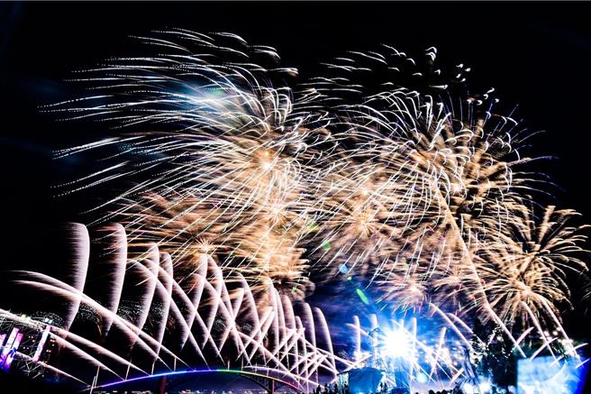 澎湖因下半年出国潮影响，游客下滑，因此明年花火节将跨大举办4个月，来抢救观光。（资料画面澎湖县政府提供／许逸民澎湖传真）