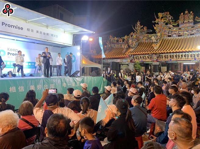 民眾党主席、总统参选人柯文哲，13日在南投参与「庙口开讲」活动时，对群眾表示自己当市长的时候都会公开晨会的会议纪录，并质疑现任市长蒋万安「敢将会议纪录全放上网吗？」（本报资料照片）