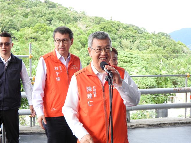 外界传出前卫福部长陈时中在蔡英文总统及行政院长陈建仁力挺下，得以列入民进党不分区立委名单；陈建仁14日到花莲视察工程时肯定陈时中是优秀人才，尊重党部做最后决定跟规画。（罗亦晽摄）