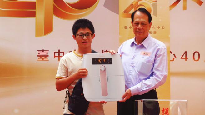 市政顾问林辉堂为大墩现址第一任臺中市文化局局长，现场抽出气炸锅颁发获民眾。（图片来源：臺中市政府文化局提供）