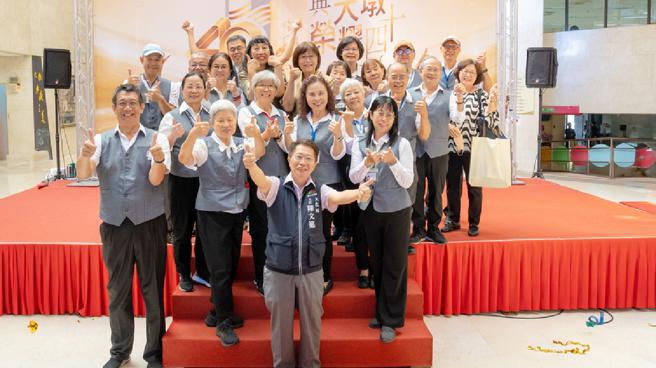 现任大墩文化中心主任陈文进（图中）是大墩「二进」老员工，馆庆生日典礼当天开心与志工群合影。（图片来源：臺中市政府文化局提供）
