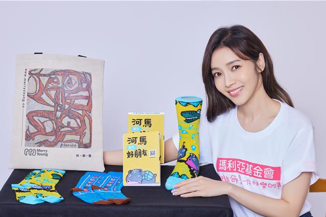 为了协助身心障碍朋友自立，玛利亚基金会今年推出圣诞艺术托特包。（玛利亚基金会提供／林良齐台北传真）