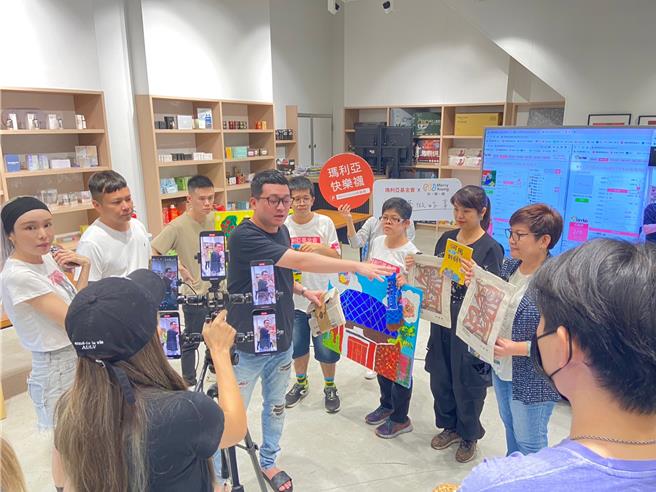 为了协助身心障碍朋友自立，玛利亚基金会今年推出圣诞艺术托特包。（玛利亚基金会提供／林良齐台北传真）