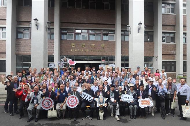 明志科技大學今年創校60周年，邀請第一屆到第五屆古稀之年校友回母校慶生。（新北市明志科大提供／劉瑋晴新北傳真）
