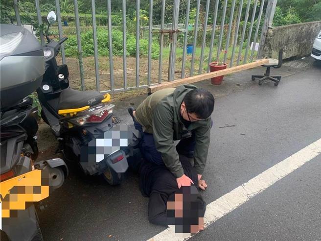 随机砍人！妙龄女遭持砍骨刀砍「后脑骨裂」，锺男遭警方压制逮补。（警方提供）