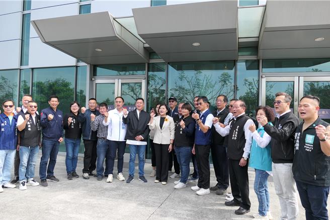 高鐵雲林站旅客增加，雲林縣長張麗善（前左九）等人14日要求增班次、開後站。（張朝欣攝）